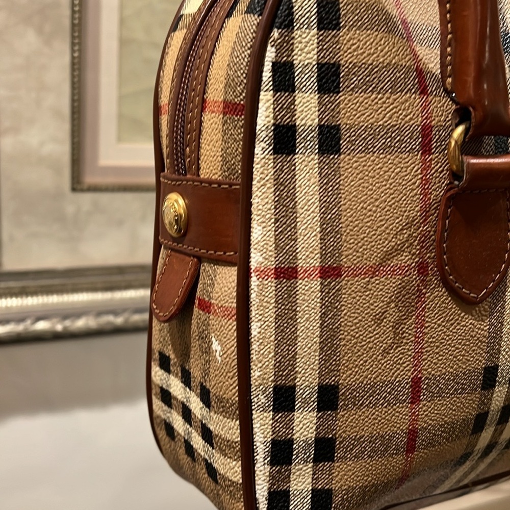 Burberrys Novacheck Bag with spots of peeling - Picture 6 of 11
